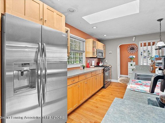 3rd image of 208 W Pine St