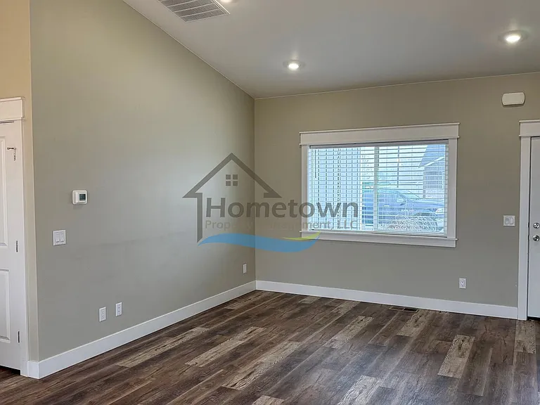 215 S Hills St — Photo 3