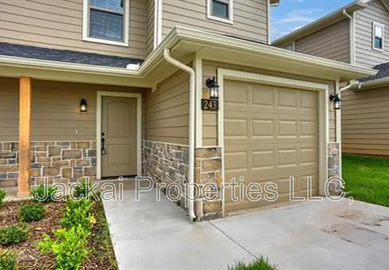 243 W Forest Ave — Photo 2