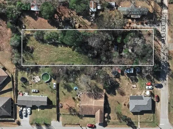 407 1st St, Willis, TX 77378