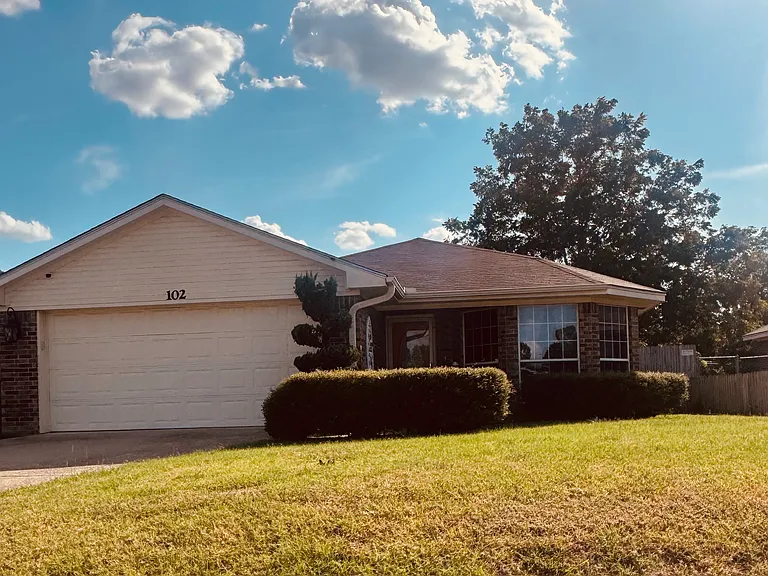 102 Applegrove Cir — Photo 1