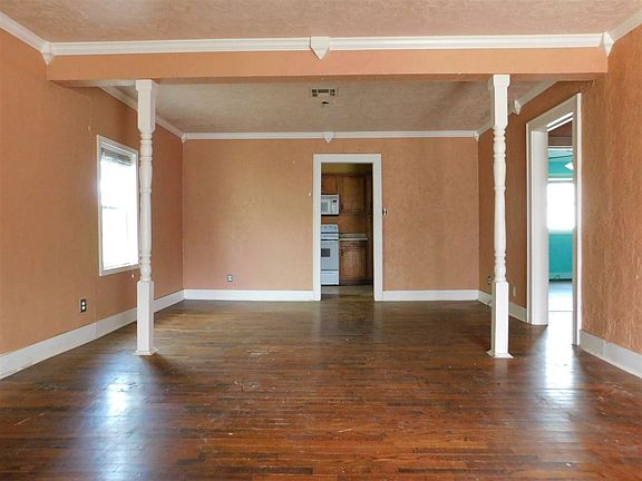 3rd image of 811 NW Bell Ave