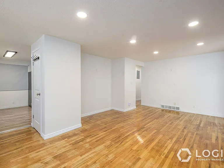 759 N Riverside Dr #UPSTAIRS — Photo 7