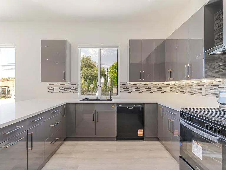 10654 Nassau Ave — Photo 11