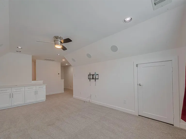 854 W 20th St — Photo 31