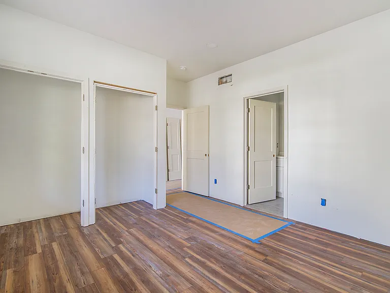 445 Hiscock St — Photo 13