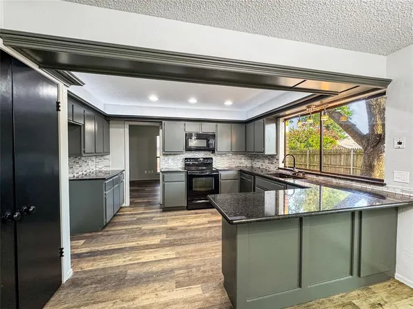 112 Wellington Ln, Moore, OK 73160