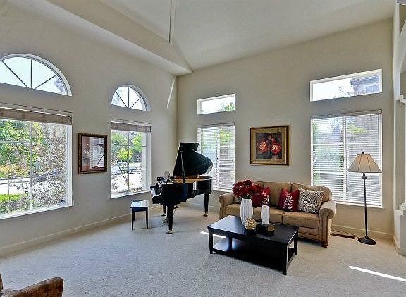 5th image of 72 Lakewood Cir