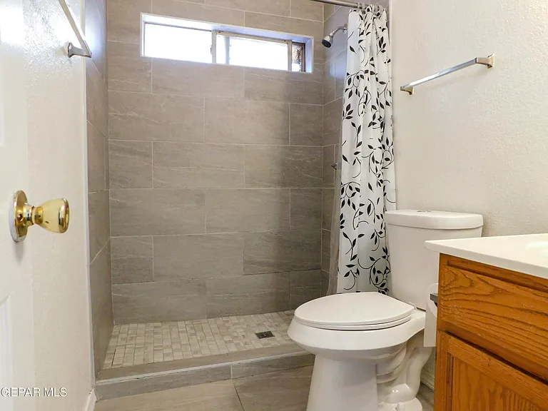 726 Medina St — Photo 10
