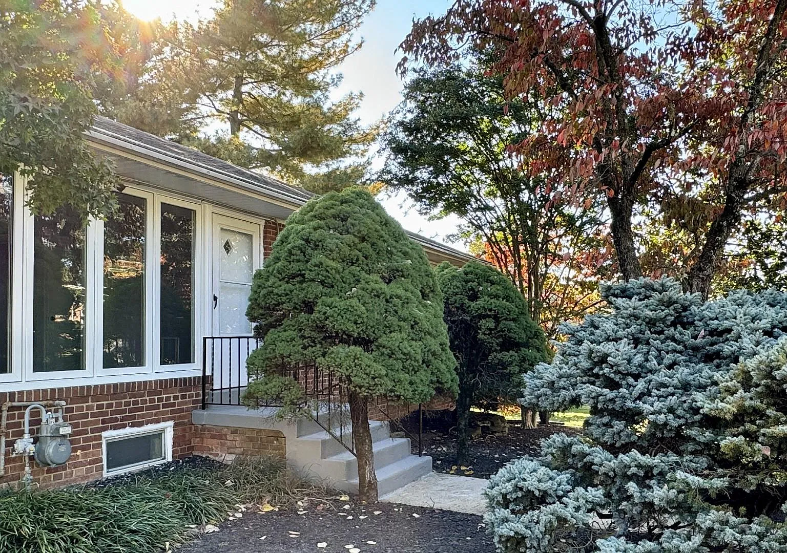 5 bed, 2.0 bath, 1976 sqft, $3,800 — Photo 2
