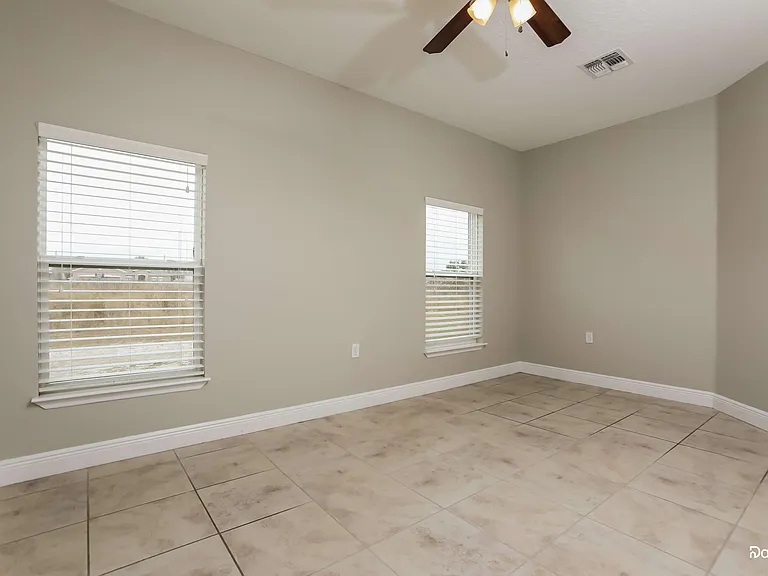 728 Desmoines Dr — Photo 13