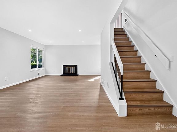 5th image of 210 Oak Tree Ave