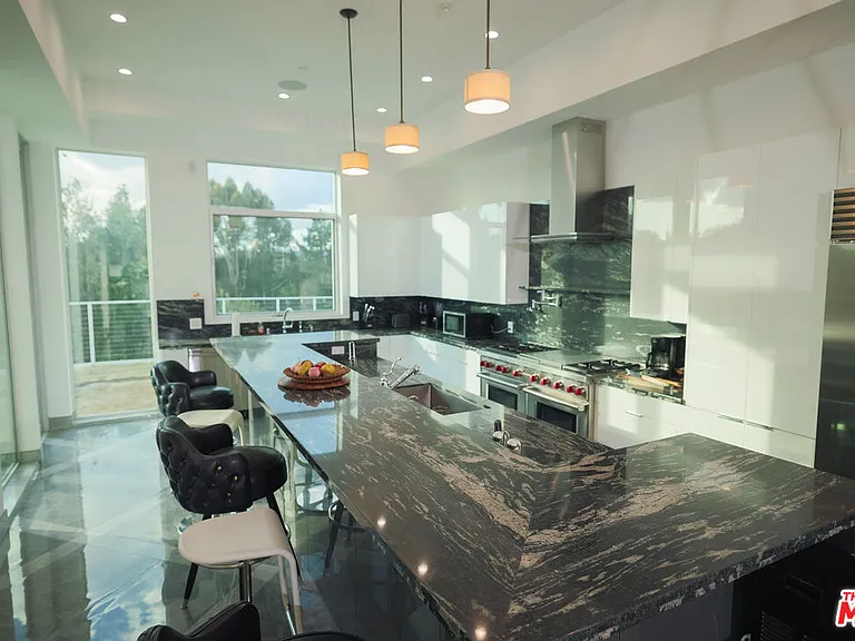 5900 N Winnetka Ave — Photo 37