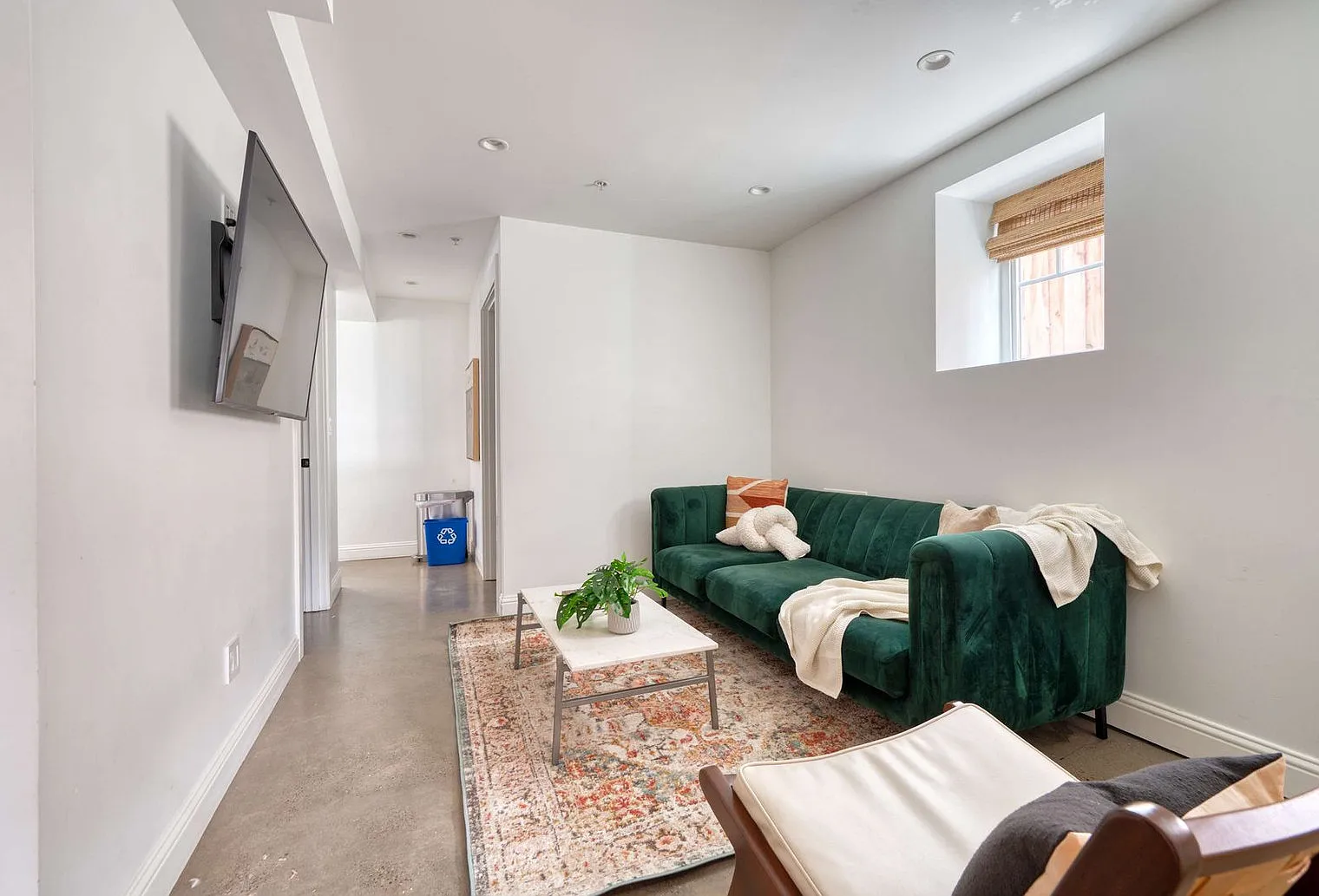 3 bed, 2.0 bath, 1033 sqft, $5,789 — Photo 3