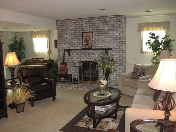 3rd image of 1488 Guildford Dr