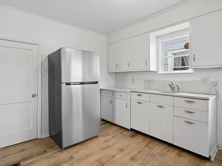 721 W Court St — Photo 3