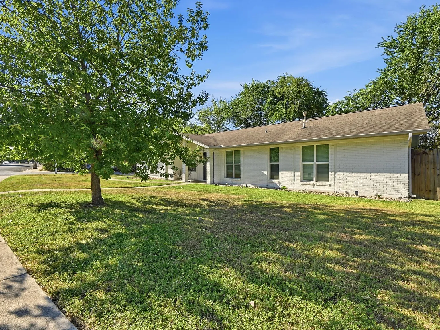 3 bed, 2.0 bath, 1101 sqft, $2,300 — Photo 4