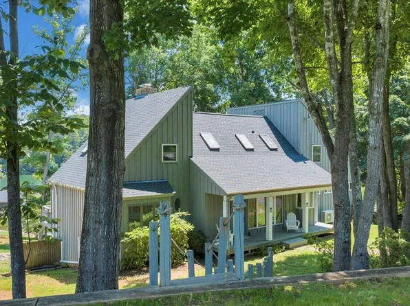 428 Anchor Dr, Moneta, VA 24121