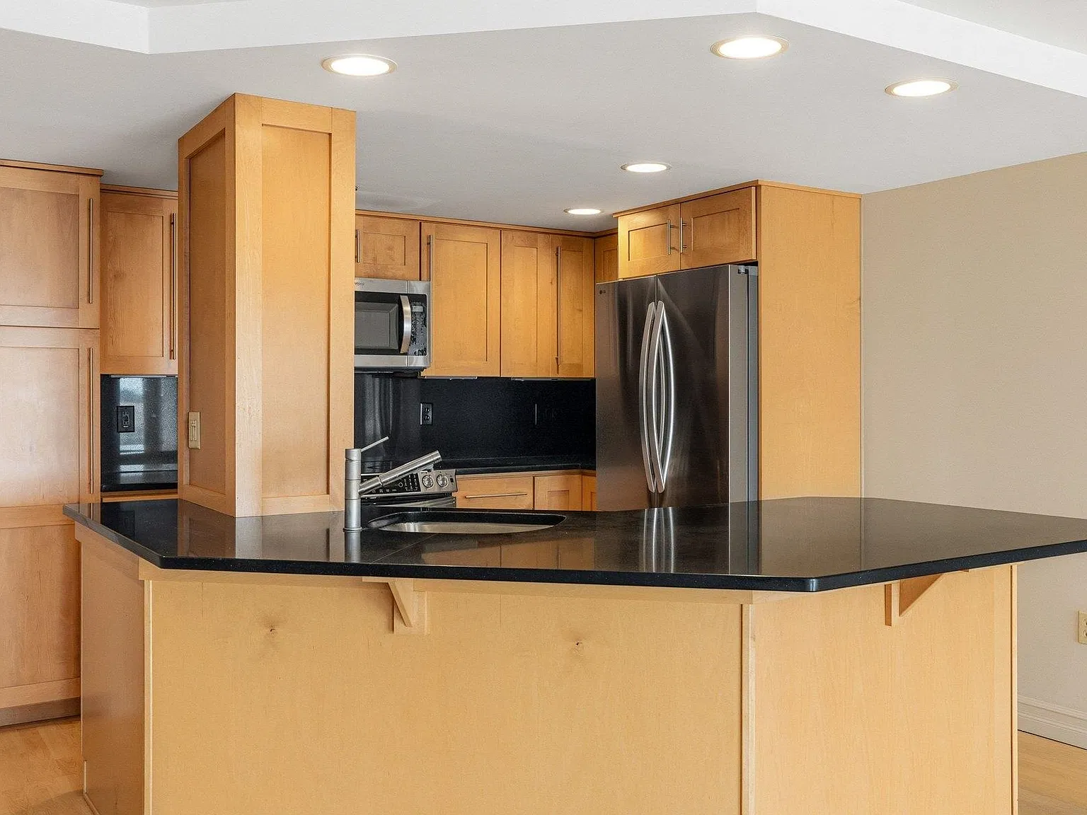 1 bed, 1.0 bath, 847 sqft, $3,200 — Photo 3