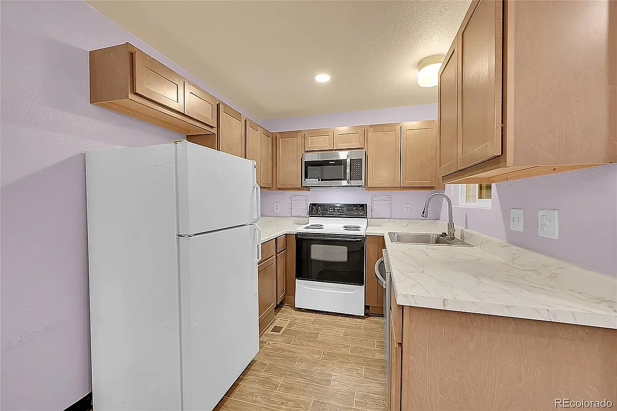 Building Photo - 922 S Dearborn Way #8