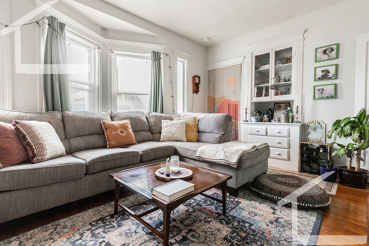 Building Photo - 548 Washington St #5