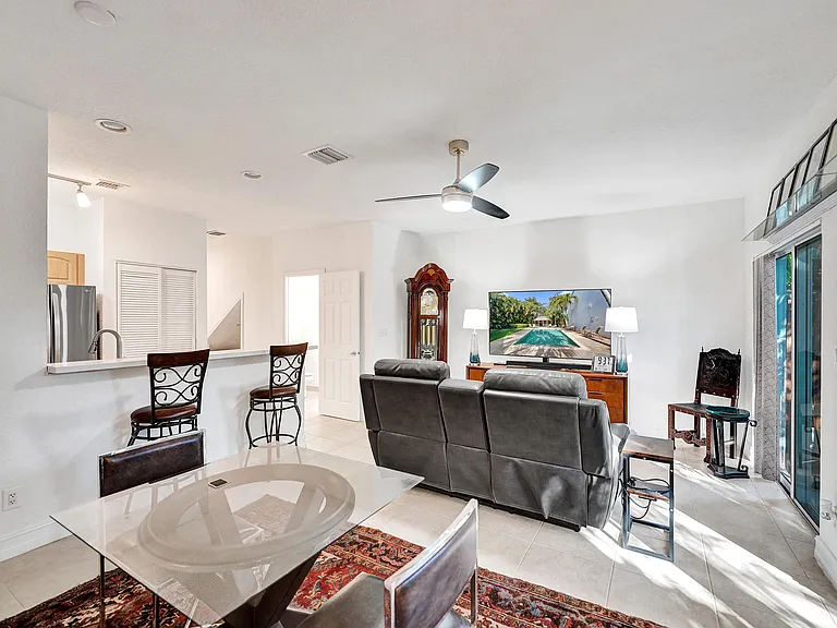 1743 NE 4th Ave #F4 — Photo 8