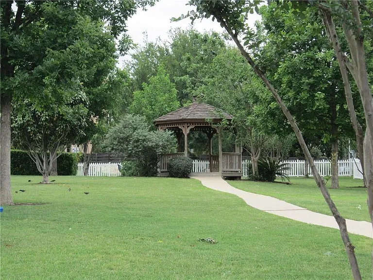 2614 Kinney Oaks Ct — Photo 33