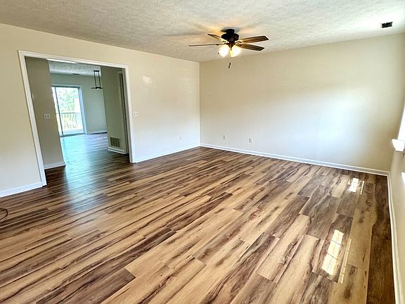 5th image of 325 Emerald Dr