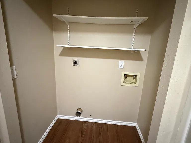 2703 W Texas St — Photo 24