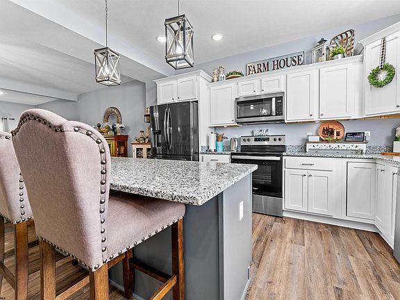 4th image of 2048 Mountain Ash Ln