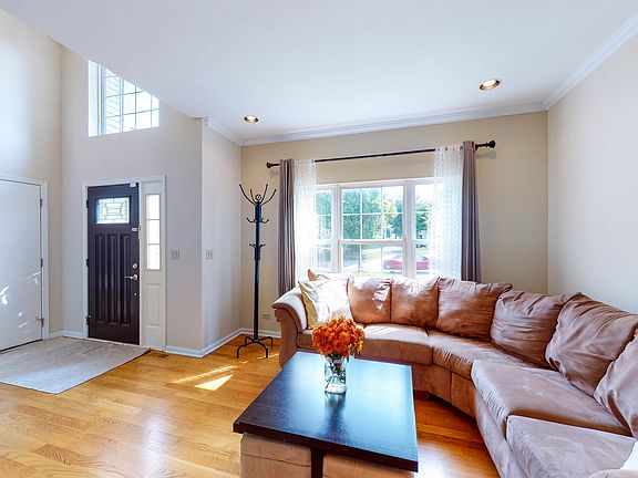 4th image of 9 Tenneyson Ct