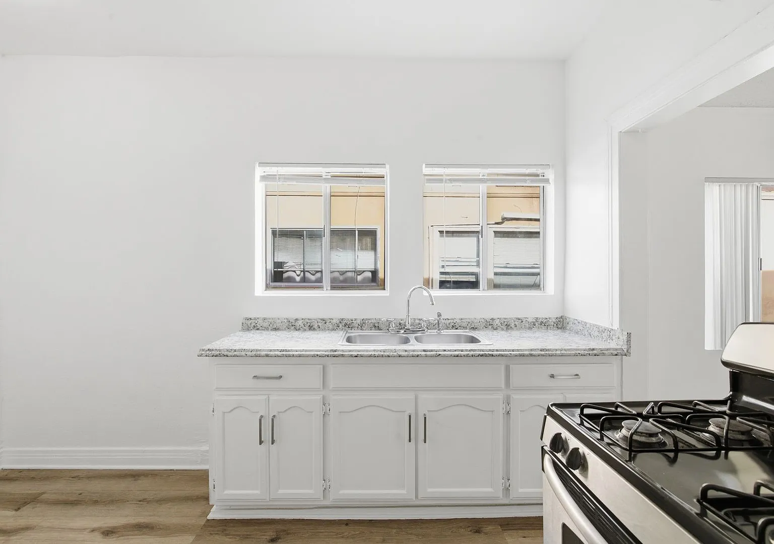 707 W 48th Street — Photo 4