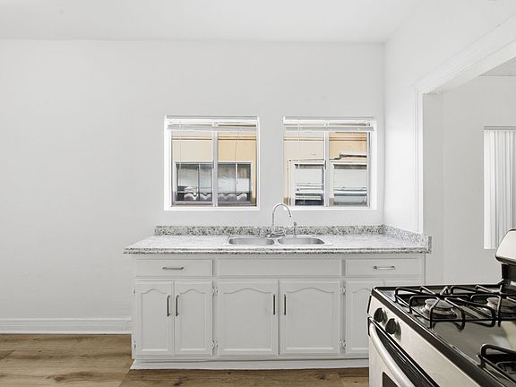 4th image of 707 W 48th St #1/2