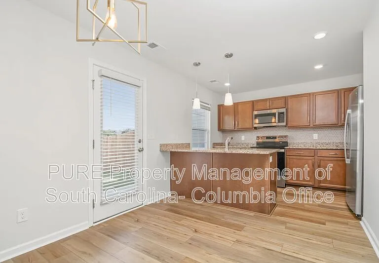 1052 Astoria Dr — Photo 4