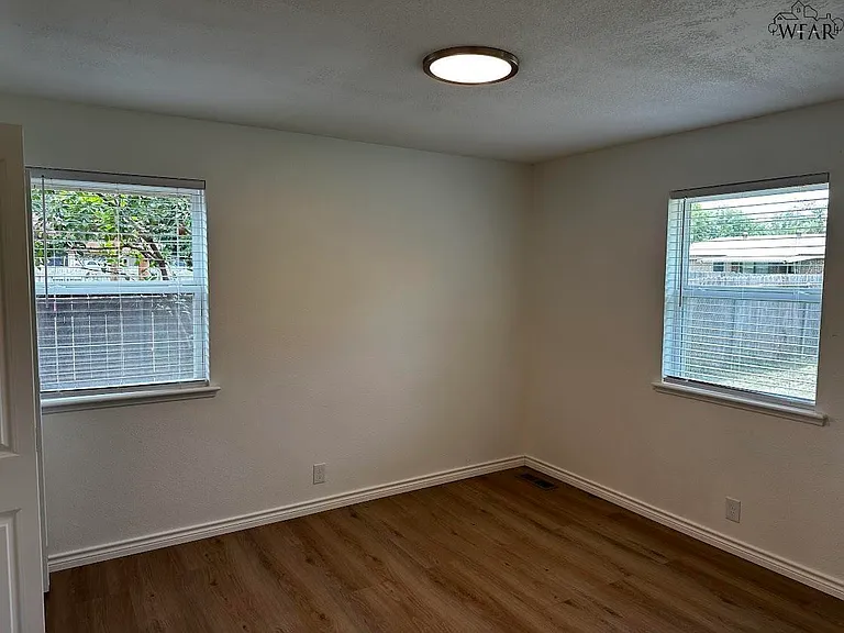 4658 Briarwood Dr — Photo 8