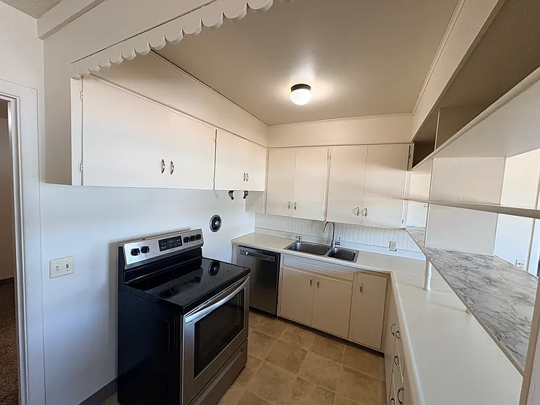 933 Vandercook Way — Photo 5
