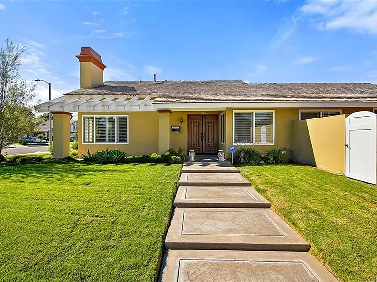 13043 Espinheira Dr — Photo 4