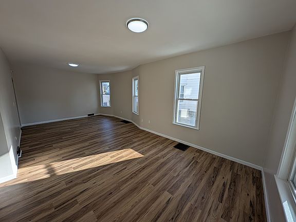 4th image of 28 Moeller St