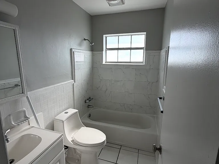 2140 Monroe St — Photo 3