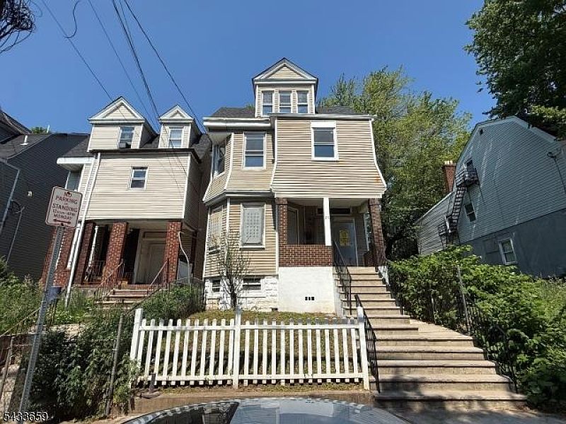 1st image of 27 Seymour Ave