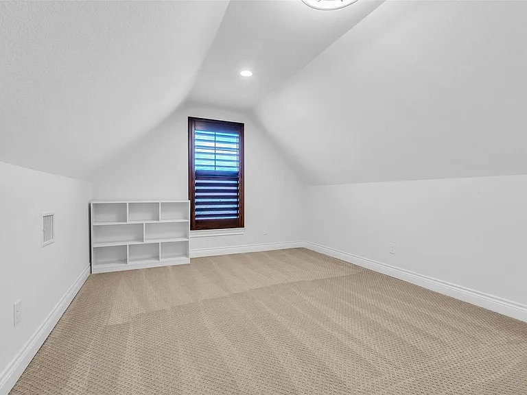 17 Bellingham Ct — Photo 32