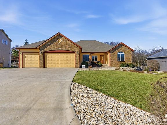 2nd image of 916 Overhill Rd