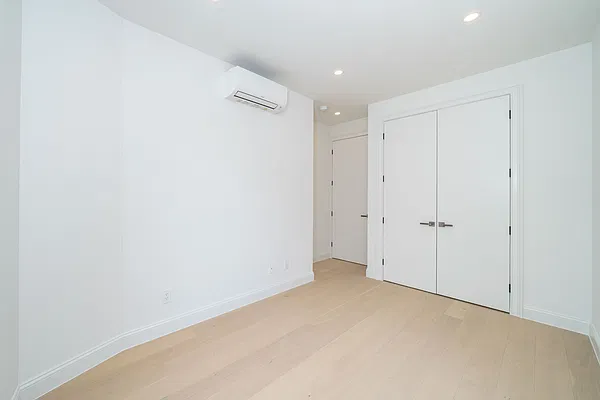 Bedroom, photo 10
