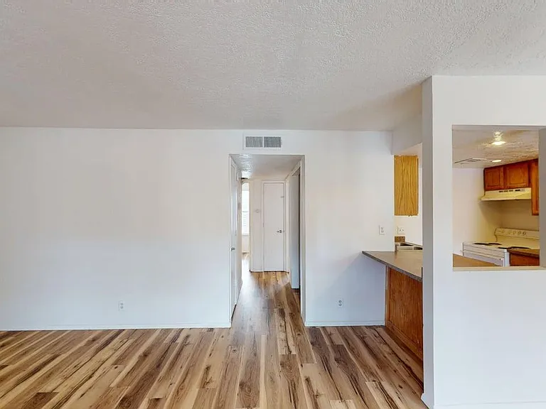Quality 2 Bed / 1 Bath Apts - Close to I-25, UNM, and KAFB — Photo 45