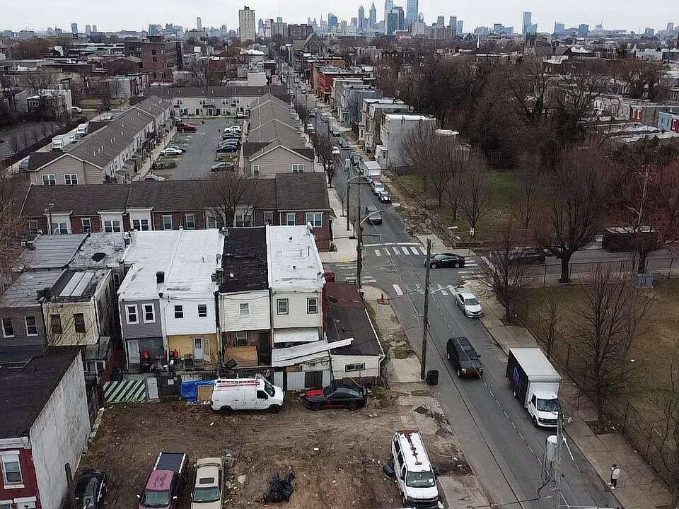 2nd image of 1040 W Monmouth St
