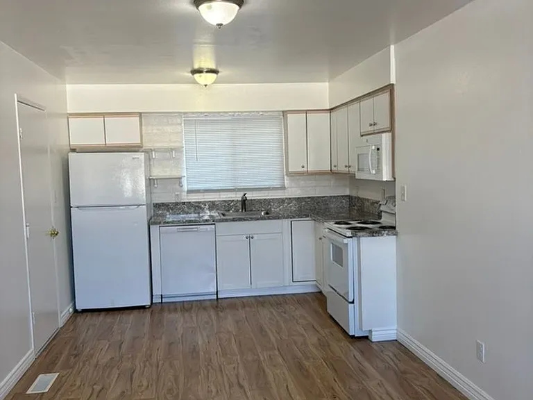 1260 Brinkby Ave — Photo 3