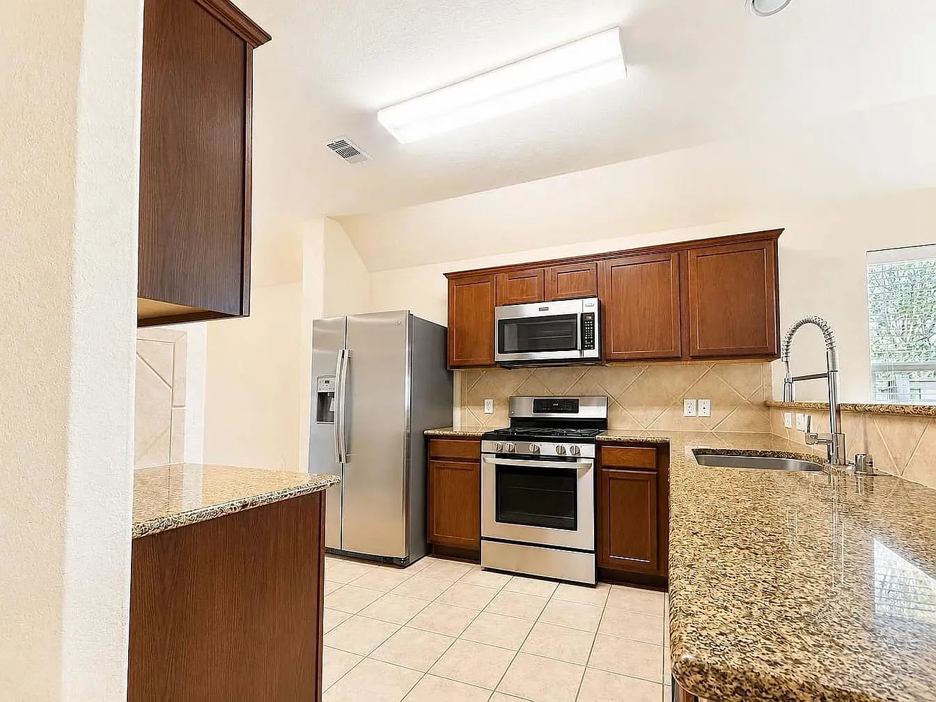 3 bed, 1125 sqft, $2,564 — Photo 4