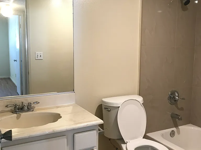 501 N Curtis Ave — Photo 2