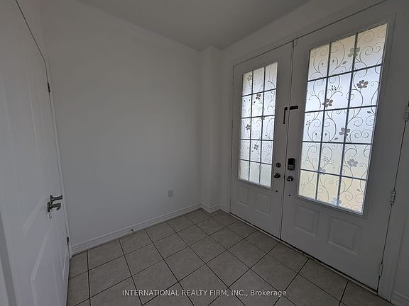 3rd image of 734 Yarfield Cres