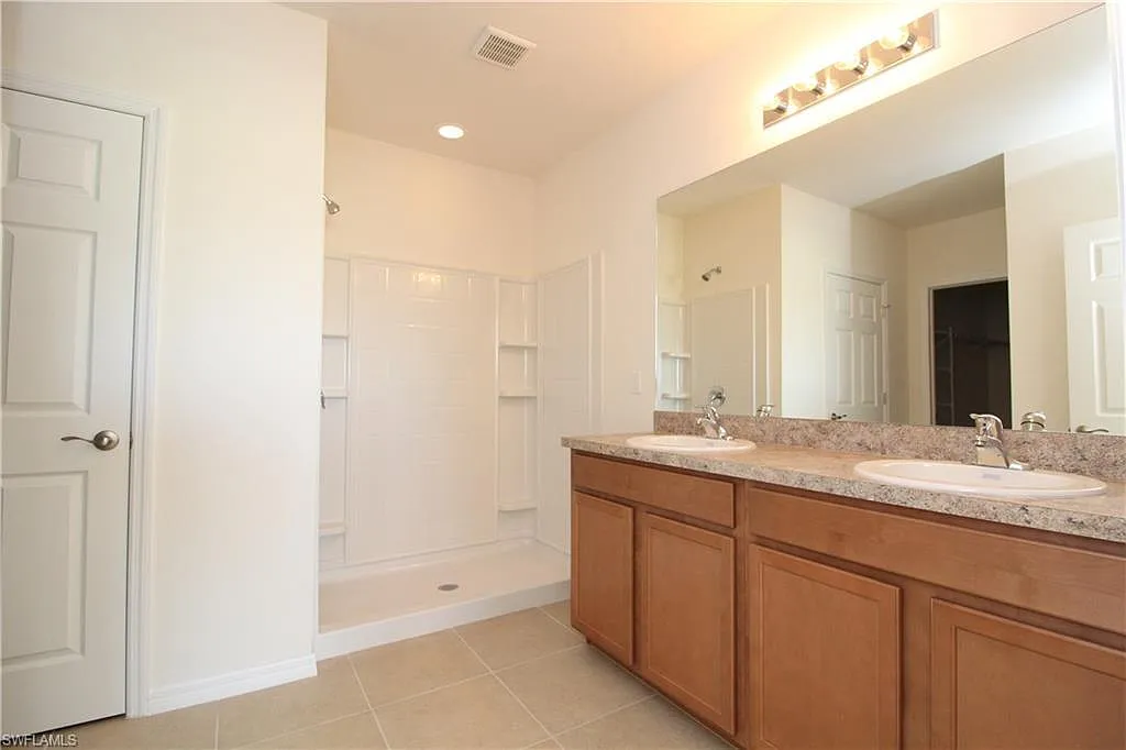 2129 Se 10th Pl — Photo 2